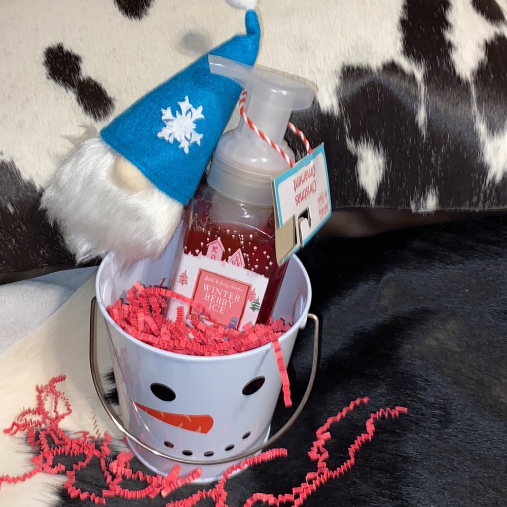 NWT ~ Snowman Bucket With B&BW “Winter Berry Ice” Hand Soap & Gnome Ornament